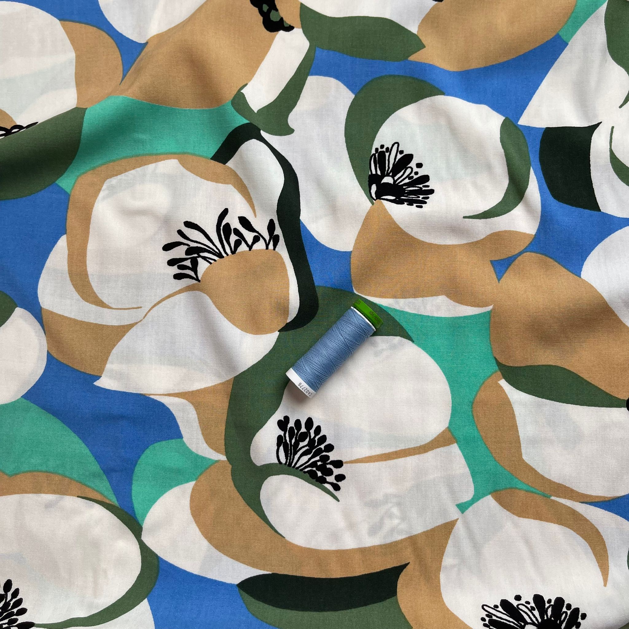REMNANT 0.65 Metre - Graphic Abstract Poppy Green Stretch Viscose Poplin Fabric - Image 4